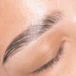 Nahaufnahme einer gestylten Augenbraue. Die einzelnen Haare sind mithilfe des Produktes Confidence Defining Brow Gel perfekt in Form gelegt.